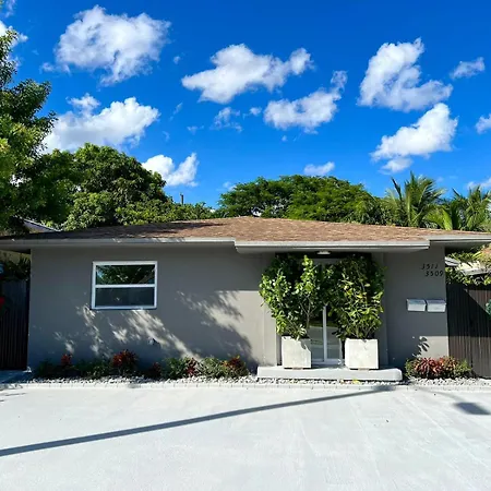 Beautiful, Fully Furnished 4Bed 2Bath House - 5 Minute Walk To Miracle Mile Downtown Coral Gables Villa